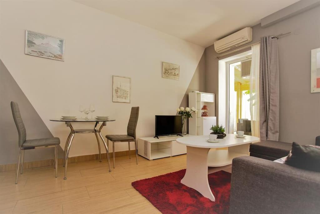 Apartman Den,Rovinj Oaza U Centru Grada I Besplatnim Parkingom Lejlighed Eksteriør billede